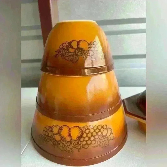 PYREX "OLD ORCHARD FRUIT" Brown Cinderella Nesting Bowls & Divided Casserole - Picture 2 of 7